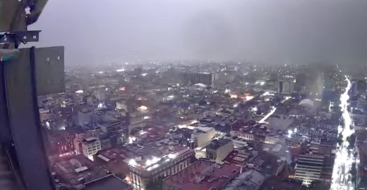 Potente rayo estremece el poniente de la CdMx