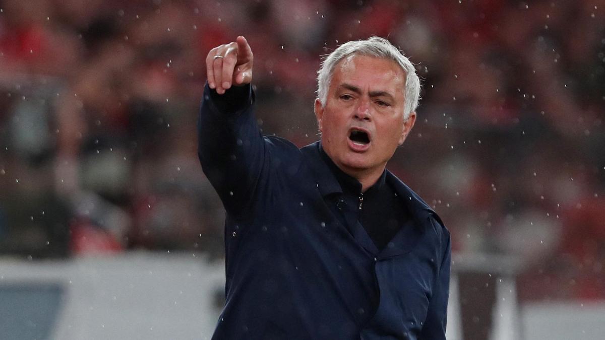 El Benfica informa de que el Real Madrid pagará 15 millones por Mourinho
