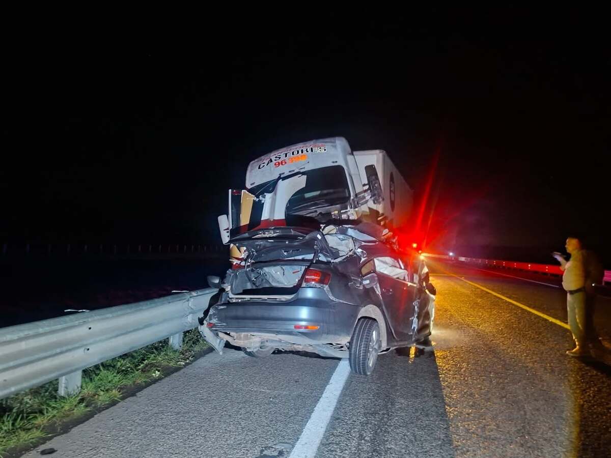 Mueren dos tras choque frontal en la autopista San Juan de los Lagos