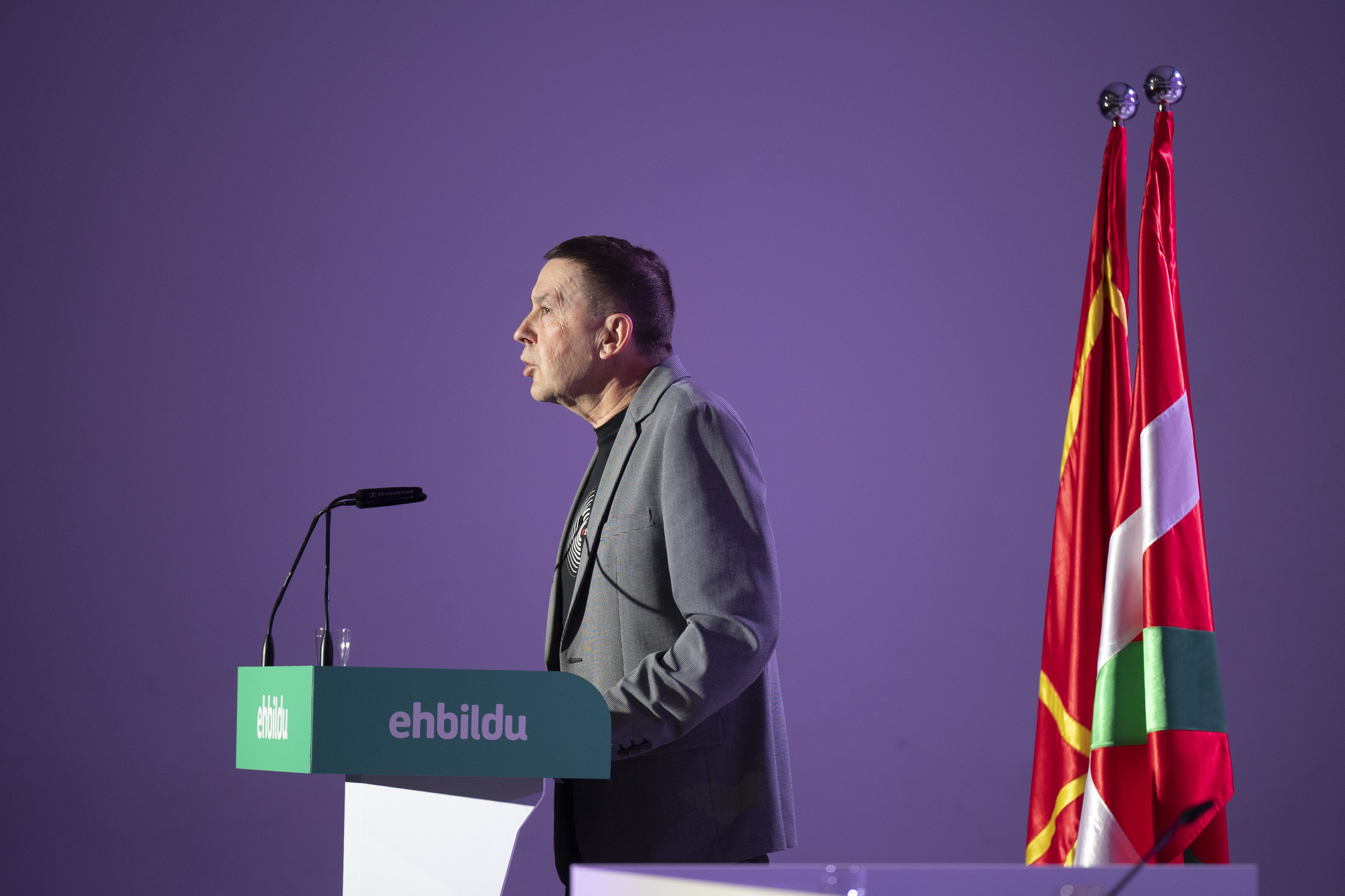 Otegi se arma con simbología guerracivilista para anunciar la disposición de EH Bildu para cogobernar con PNV y PSOE