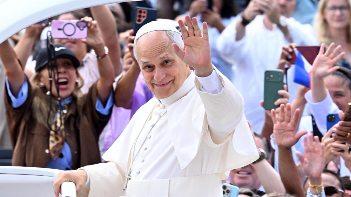 Vestirse para ver al Papa: el error de pensar que al aire libre no hay protocolo