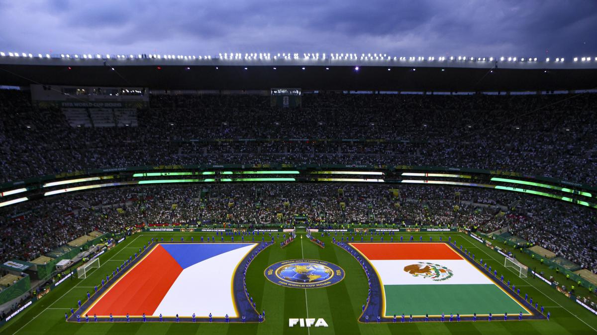 ¡Al grito de guerra! Así se entonó el Himno de México en el estadio y en el Zócalo