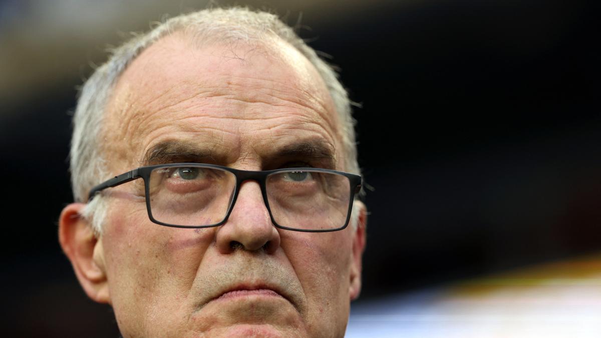 Marcelo Bielsa regresa en silencio a Uruguay; su salida de la Selección es inminente