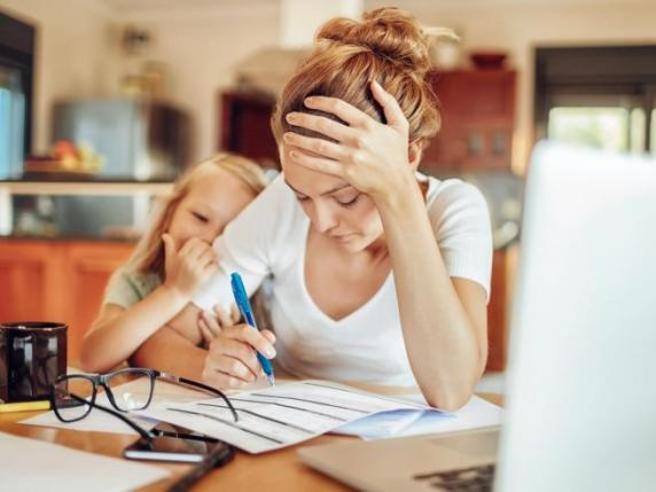 L'Italia non è un paese per mamme: una su cinque lascia il lavoro dopo il primo figlio