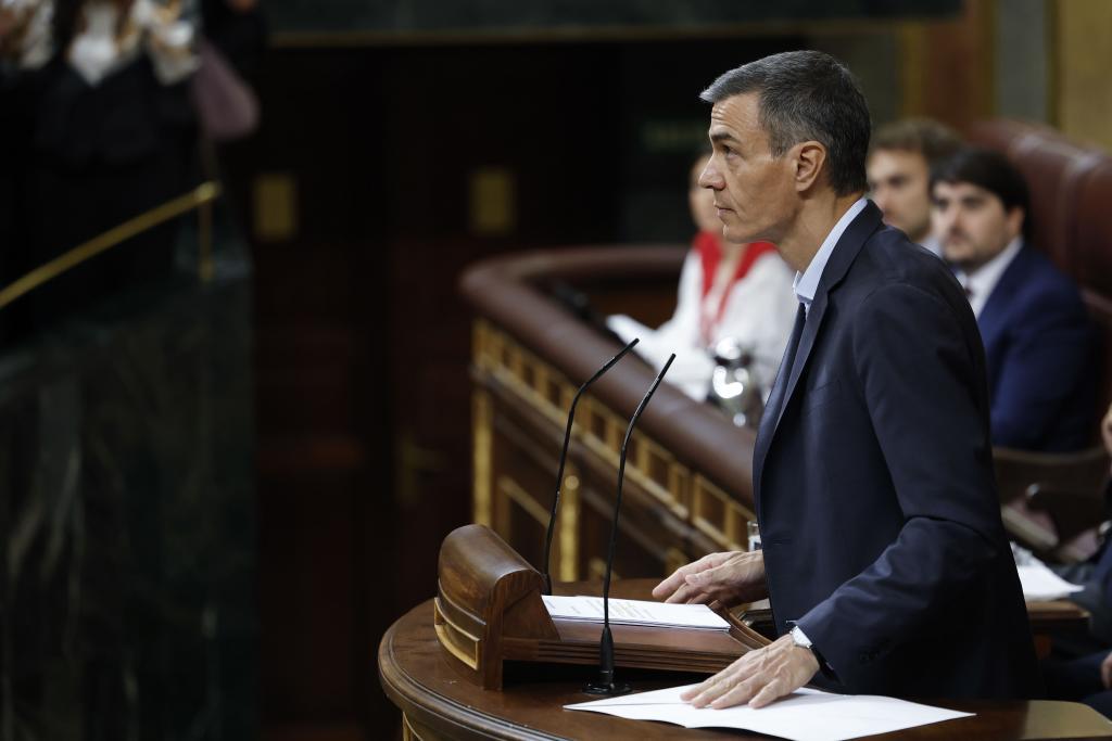 Pedro Sánchez, acorralado en el Congreso, se defiende acusando a Feijóo: "Usted será el regreso de la corrupción"