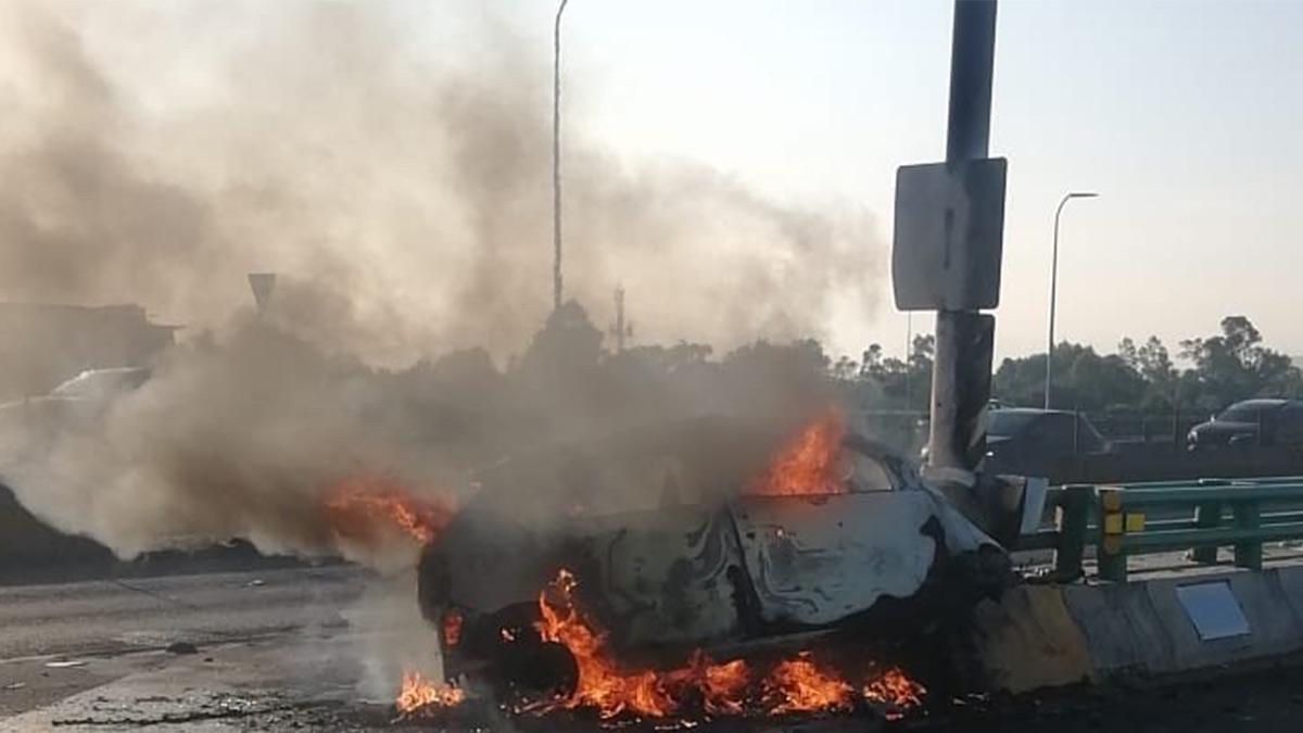 ¡Tragedia! Auto se incendia y calcina en Segundo Piso de Periférico CDMX