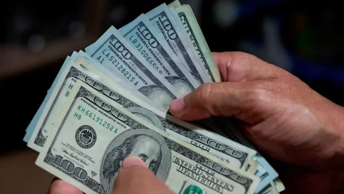 El dólar oficial subió por sexta jornada al hilo y quedó al borde de alcanzar su máximo anual