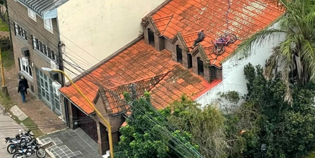 Robó una bicicleta, escapó y lo atrapan dormido en el techo de una casa en barrio Candioti