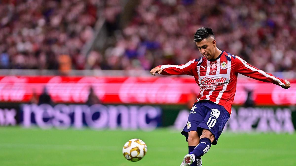 Operan a Efraín Álvarez previo a la pretemporada de Chivas