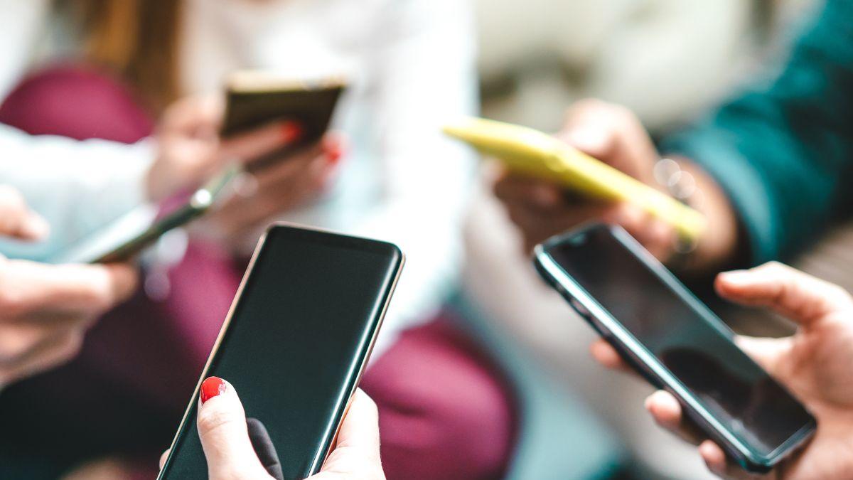 Alerta demográfica: vinculan el uso de celulares con la caída de nacimientos