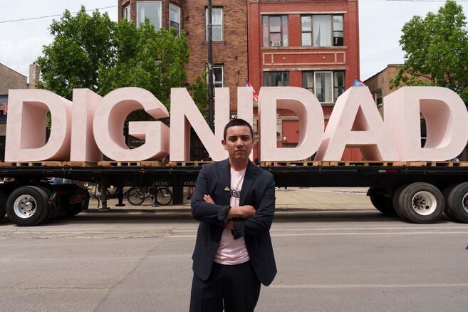 Iván Argote, el artista colombiano detrás de "DIGNIDAD", la escultura que rodó por Chicago