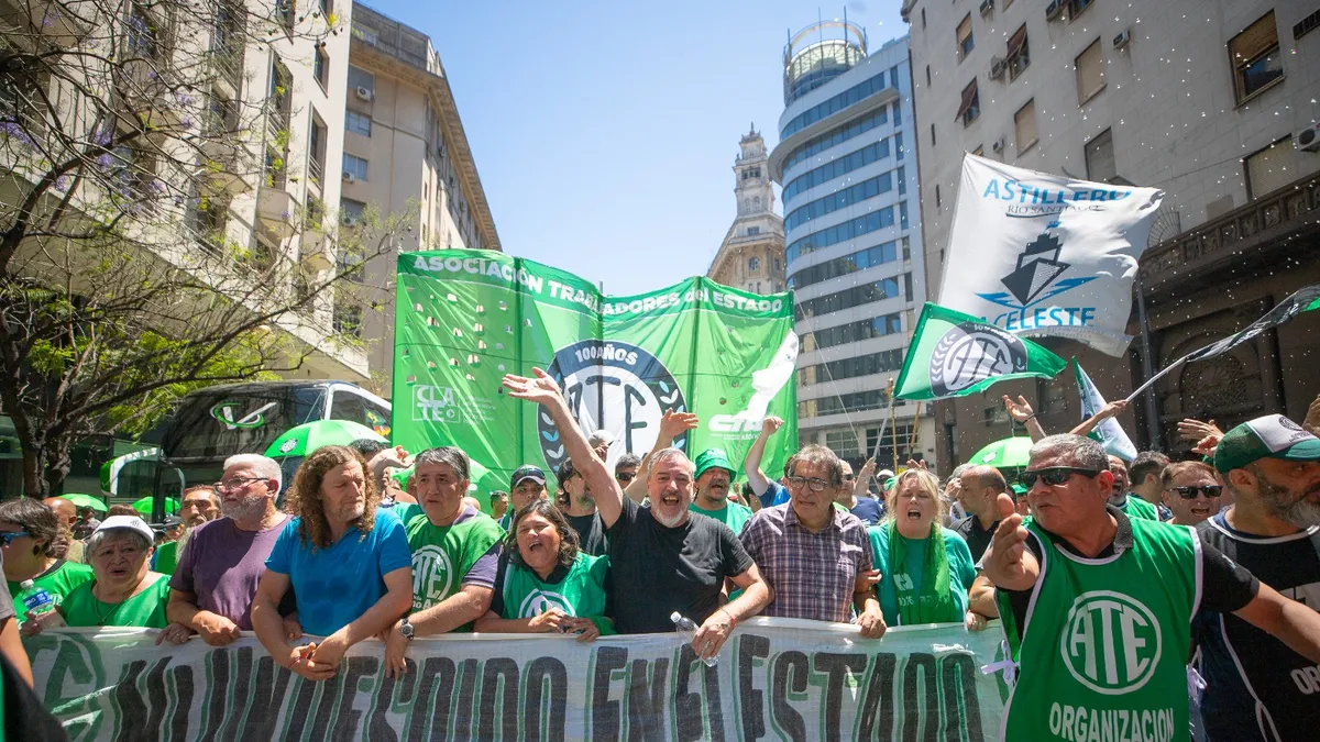 La oferta salarial del Gobierno dividió a los gremios estatales