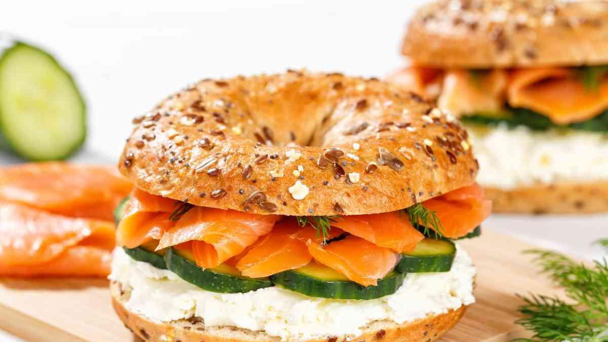 Cómo hacer bagel de salmón ahumado estilo NY para tu brunch dominical
