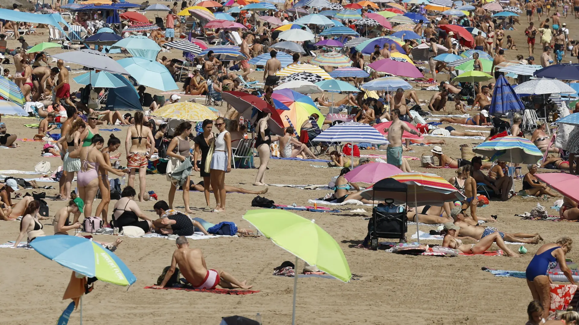 Ojo en las playas de Valencia: guardar sitio puede costarte 750 euros este verano
