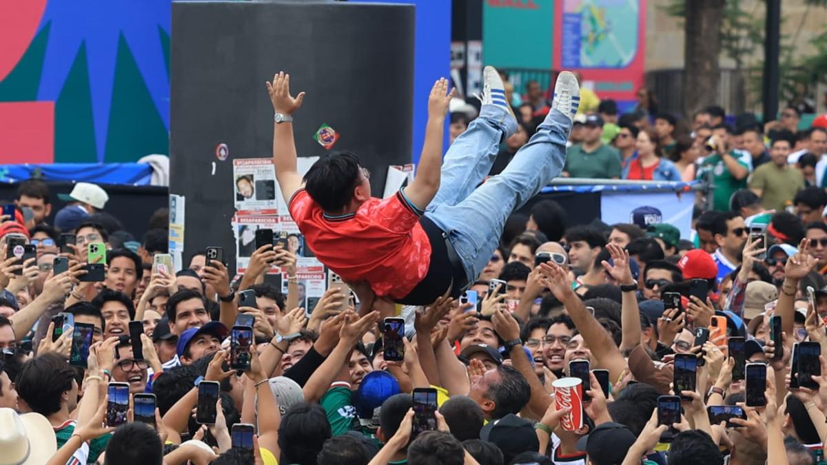 Coreanos voladores, balonazos y besos con extranjeros: el Fan Fest Guadalajara es una catarsis
