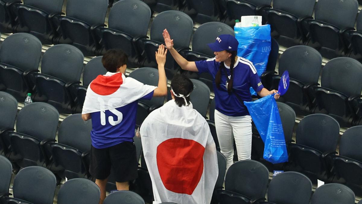 Afición de Japón pone el ejemplo y limpia el estadio