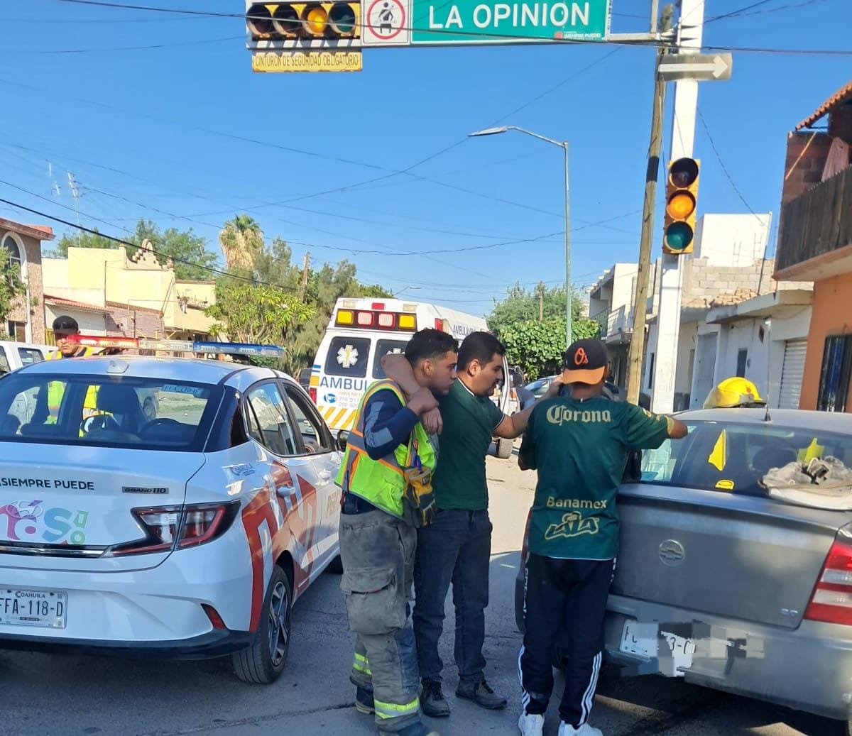 Pasajero queda atrapado en choque entre dos vehículos en Torreón