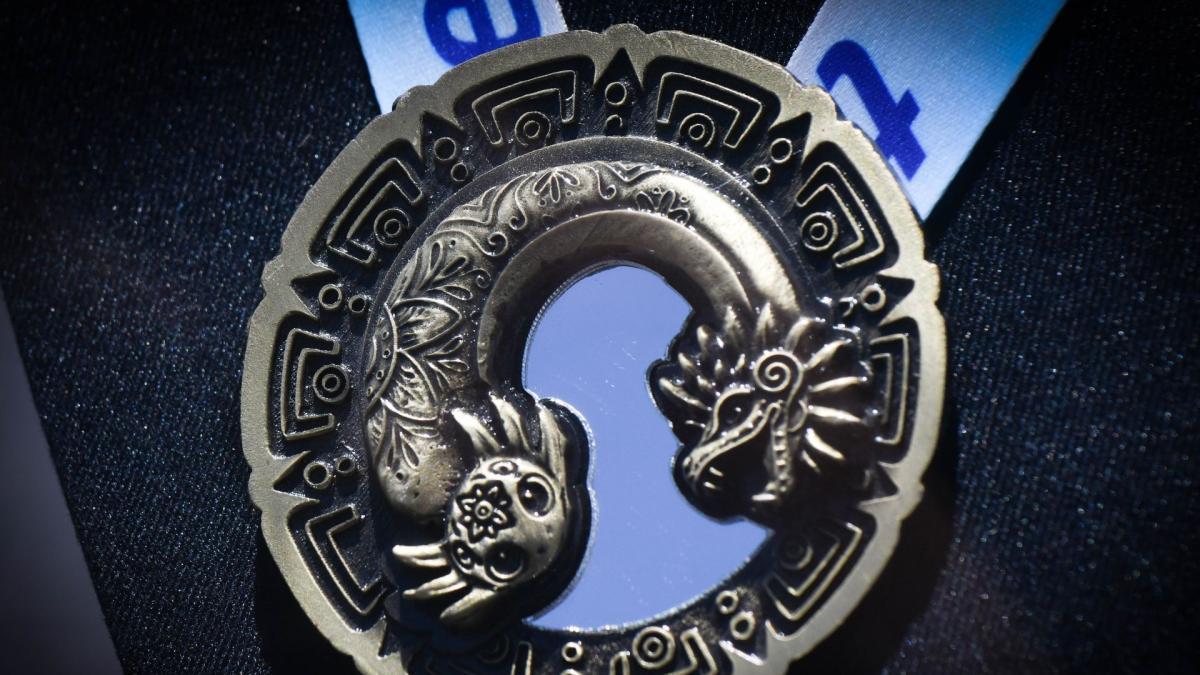 Ajolote se apropia de playeras y medallas del Maratón y Medio Maratón