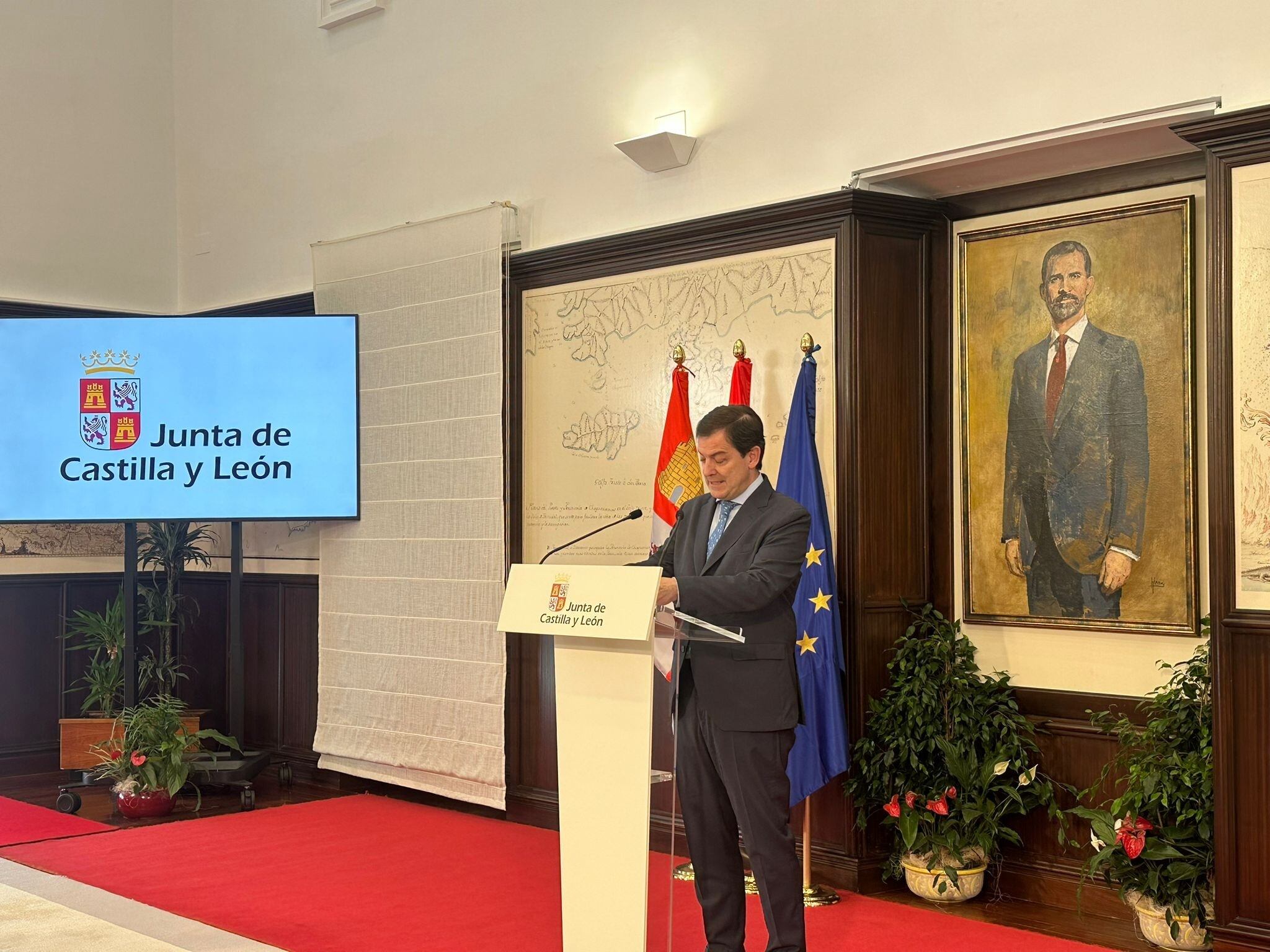 Mañueco mantiene a buena parte de sus consejeros, cambia de área a su polémico titular de Medio Ambiente y Vox elige perfiles técnicos