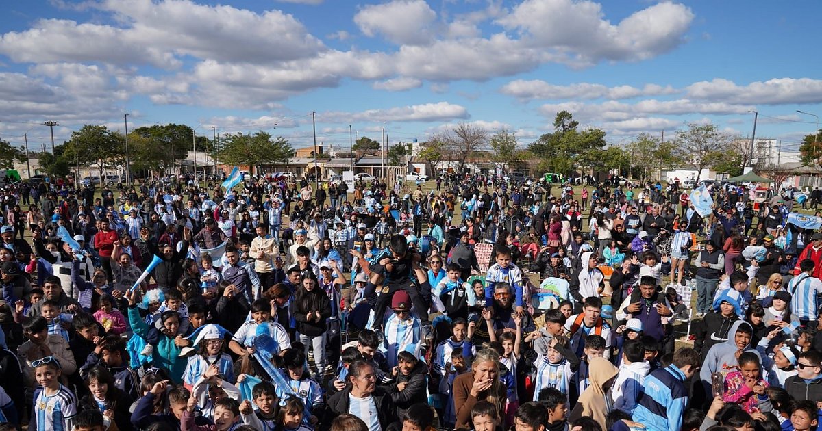 Una multitud copó el Fan Fest en el barrio 17 de Agosto y el sábado se traslada a la rotonda Poncho Verde