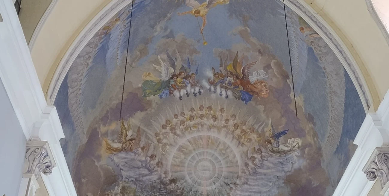 Urge restaurar la pintura absidal de Marinaro en las Adoratrices