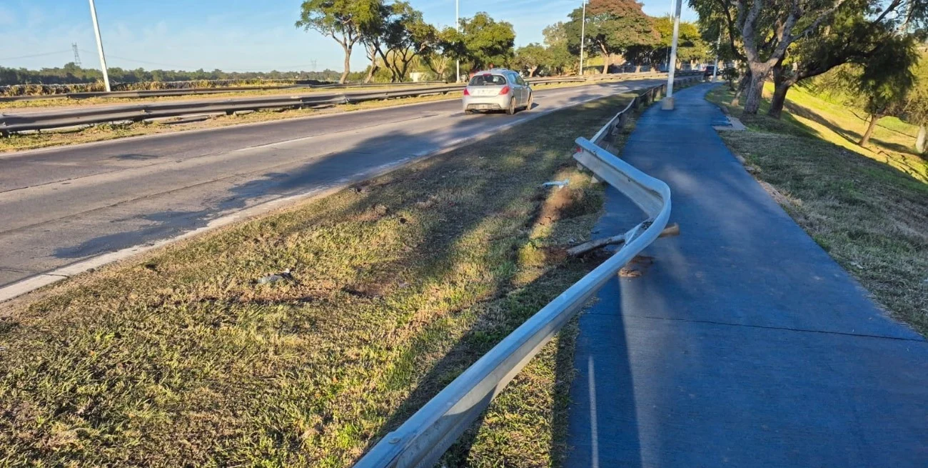 Denuncian que un guardarraíl dañado genera riesgos para peatones en Avenida de la Constitución Nacional