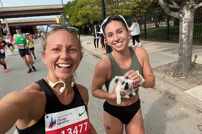 Maratonista se detiene en plena carrera para rescatar a un gato bebé que estaba abandonado