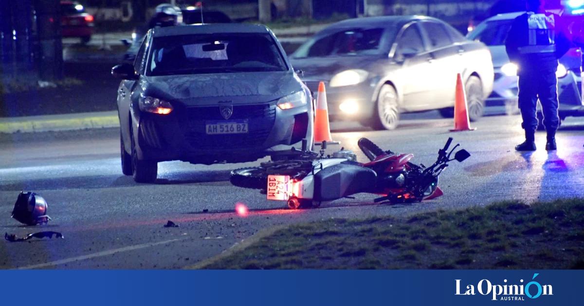 Una moto terminó sobre el asfalto tras choque con un auto en Río Gallegos
