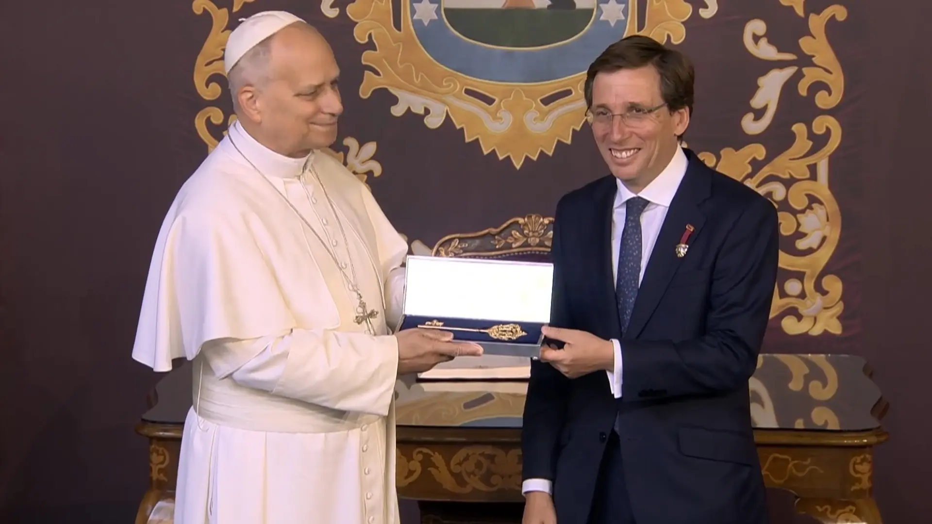 Almeida entrega al Papa León XIV la Llave de Oro de la Villa de Madrid al llegar al Palacio de Cibeles para oficiar la multitudinaria misa