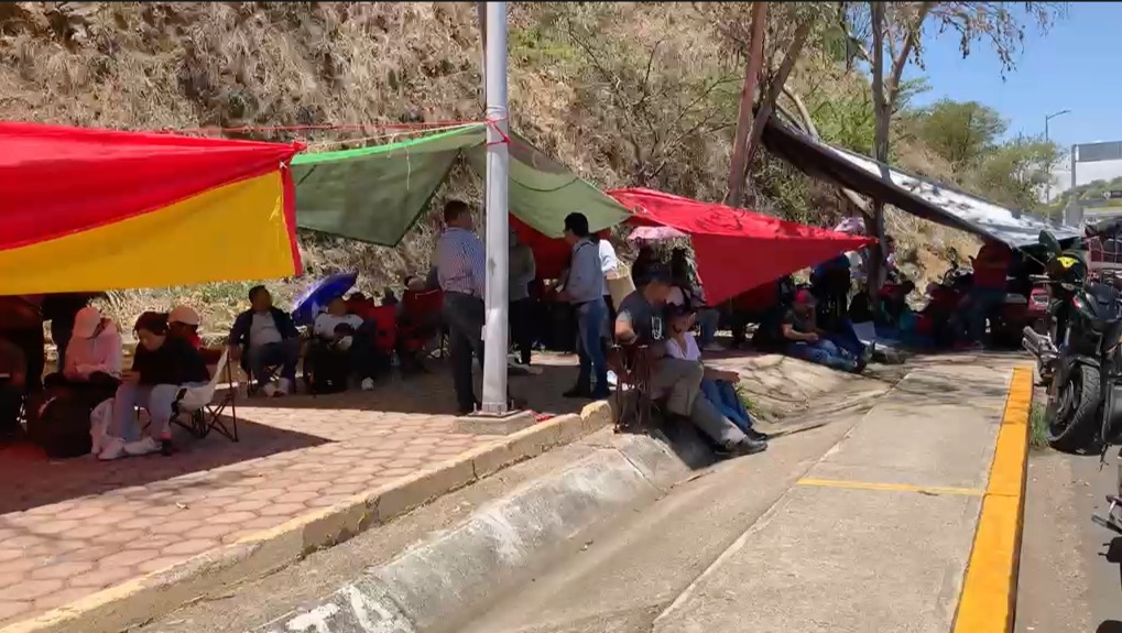 Sección 22 de la CNTE bloquea planta de Pemex en Oaxaca
