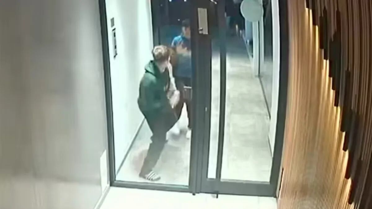 Un joven evitó que le robaran en la puerta de su edificio golpeando a los ladrones