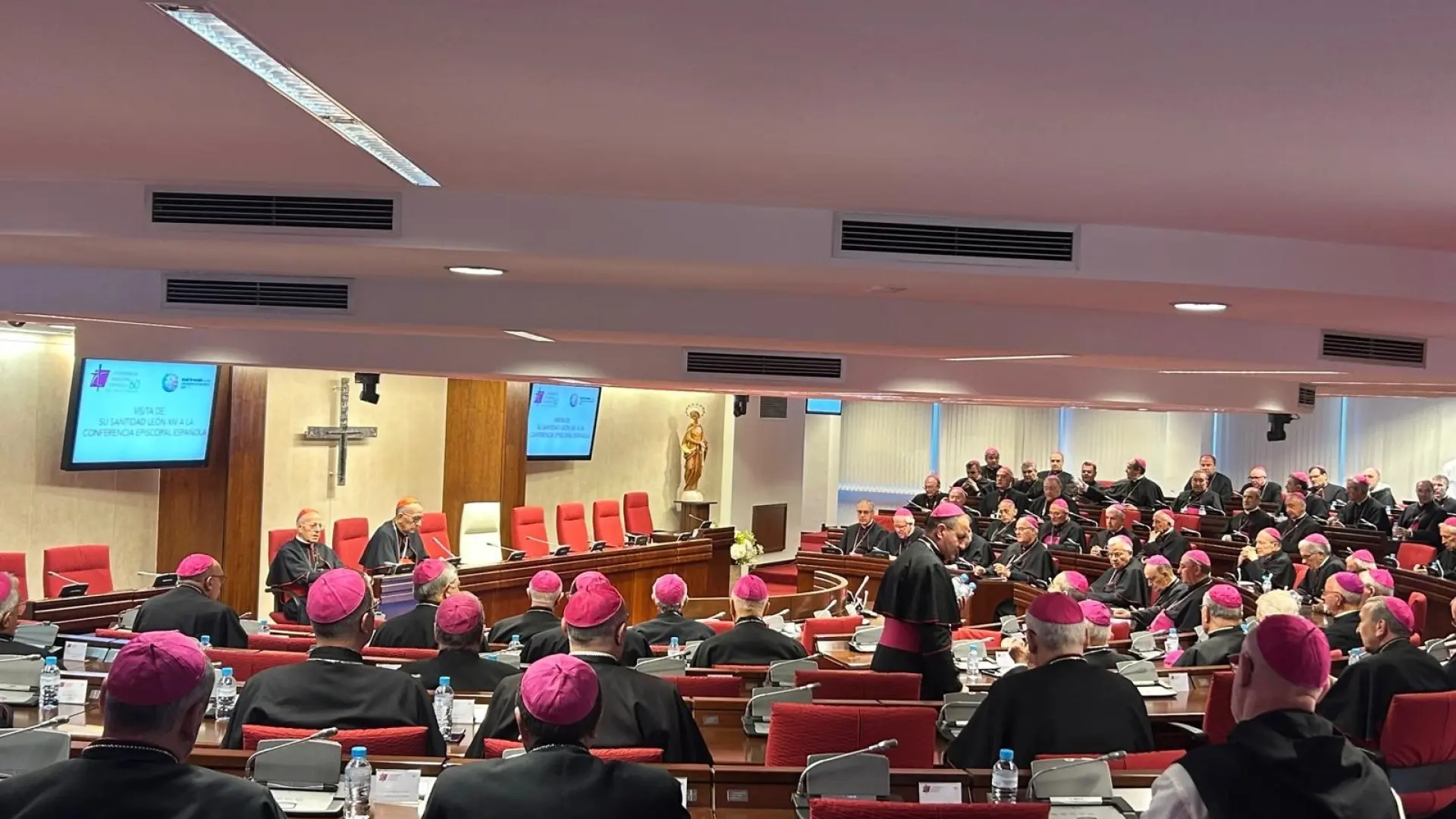 León XIV se reúne con seis víctimas de abusos y se compromete a trabajar para una Iglesia "segura" tras pedir "justicia" a los obispos