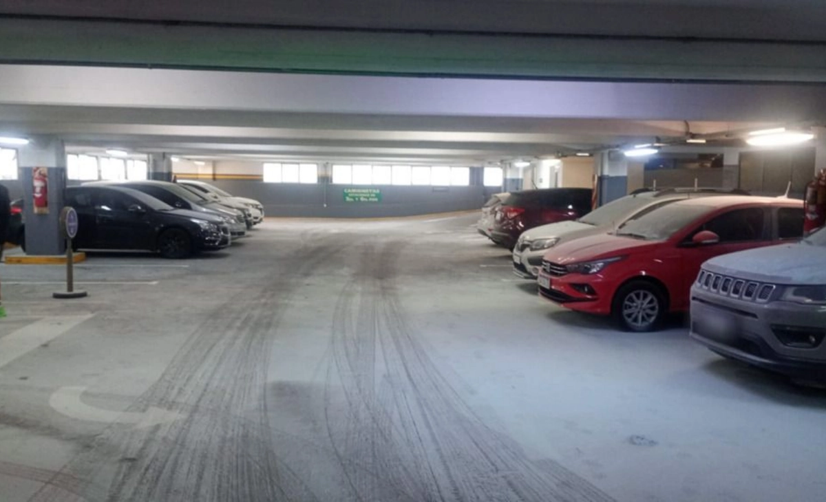 Un adolescente vació los matafuegos en un estacionamiento