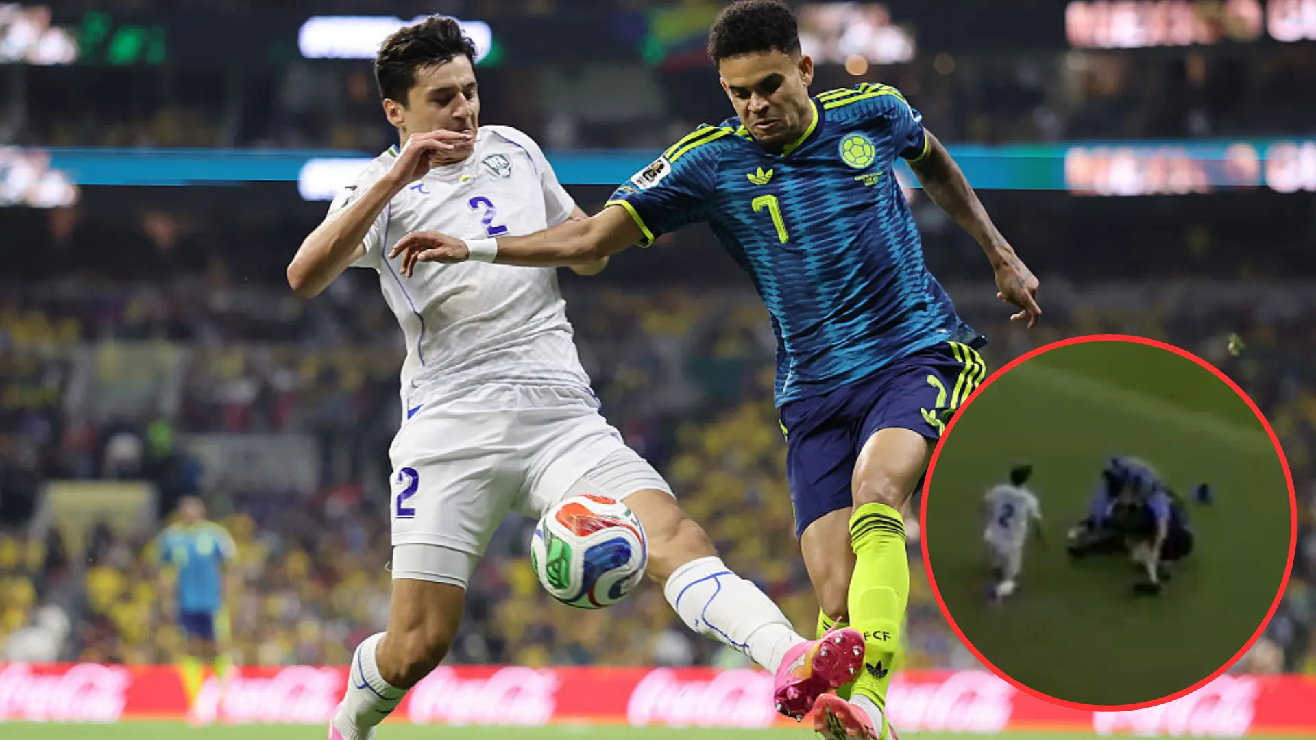 La tarjeta amarilla más surrealista del Mundial: Khusanov se lleva por delante a Luis Díaz... ¡y a un cámara de televisión!