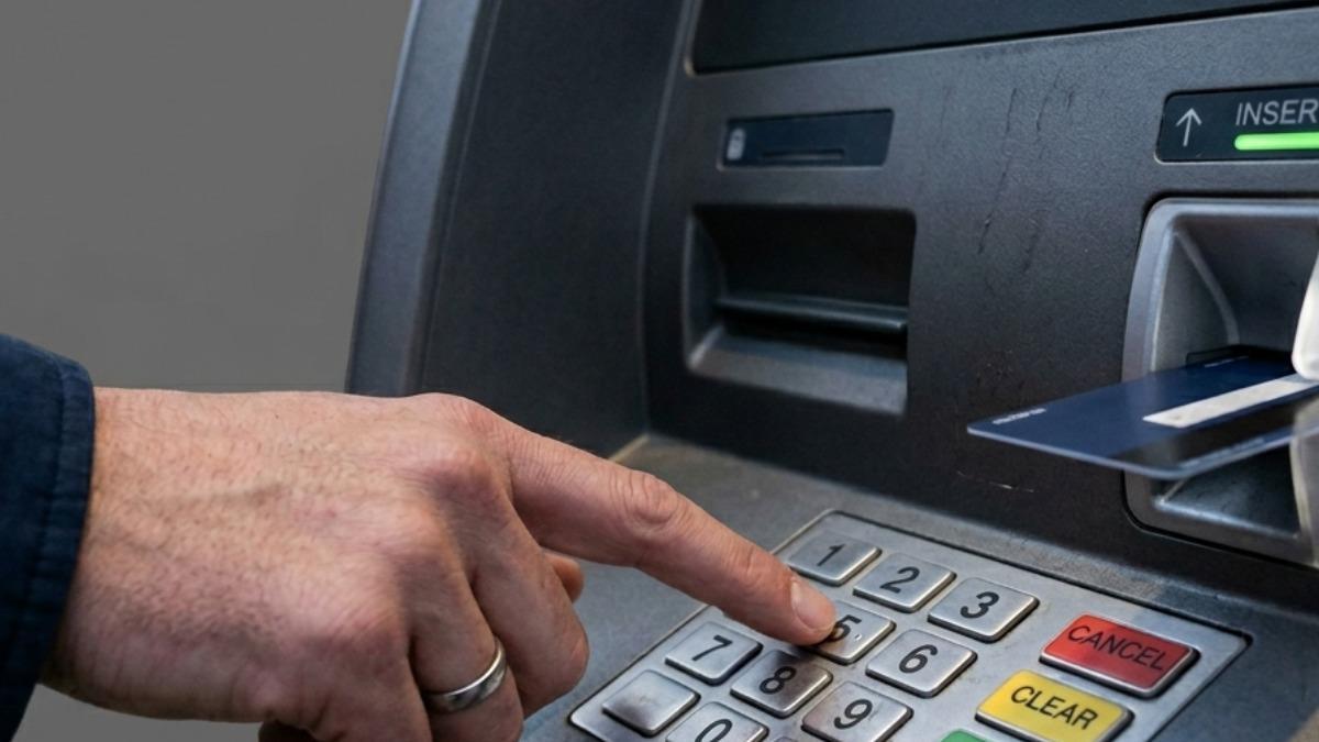 Meter tu tarjeta y teclear tu NIP: el error que aprovechan los clonadores en cajeros automáticos