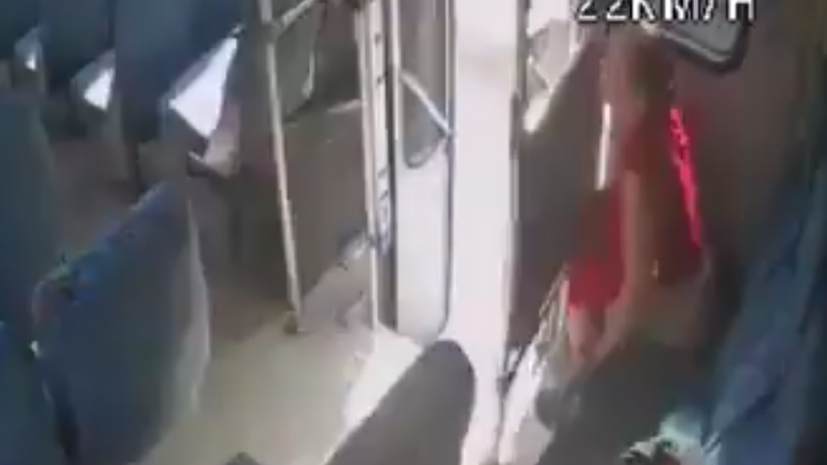 Exhiben a mujer que usó asientos de transporte público como baño en Cuernavaca