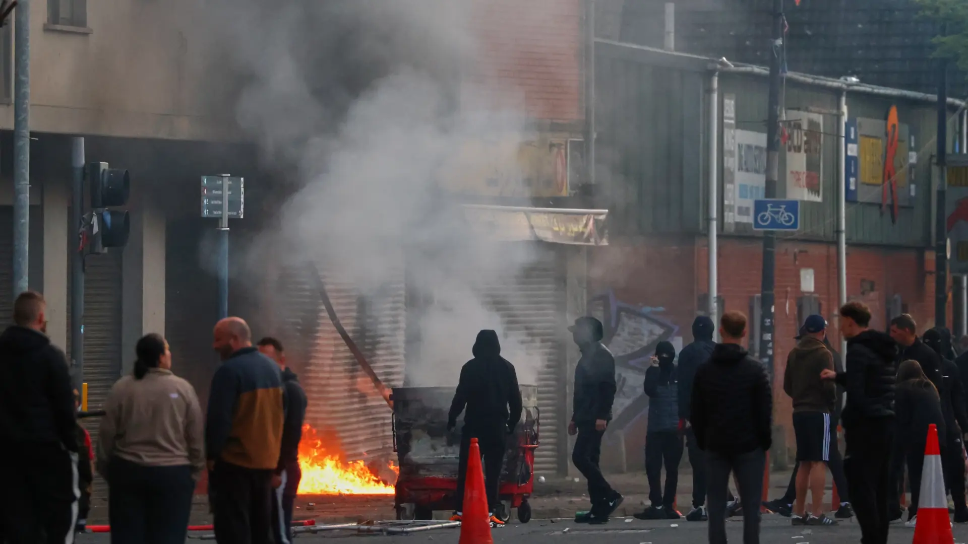 Un apuñalamiento en Belfast dispara el recelo contra los inmigrantes: atacan una barbería turca y temen nuevos disturbios