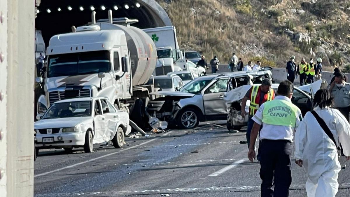 Choque entre 2 tráileres y una camioneta deja un herido de gravedad en NL