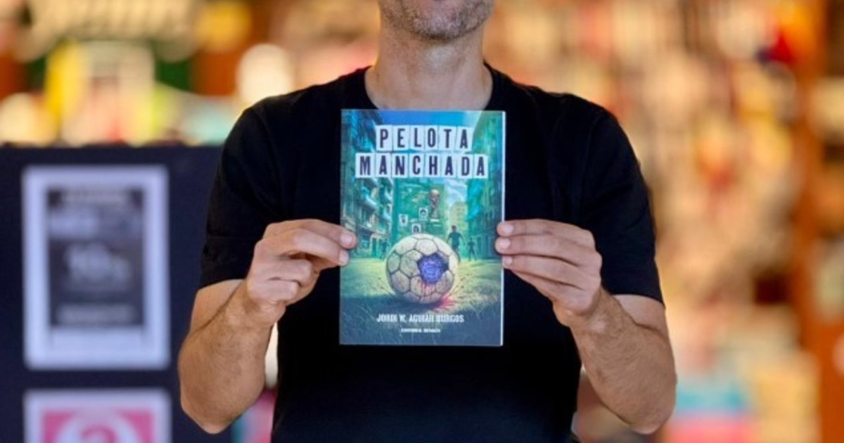 Pelota Manchada, la novela que une fútbol, poder y tecnología, prepara su desembarco en España