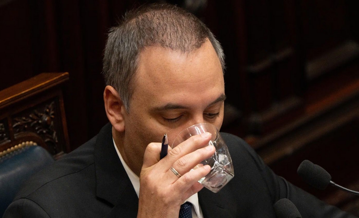 Pese a la presión de los aliados, en el entorno de Adorni descartan una renuncia o licencia
