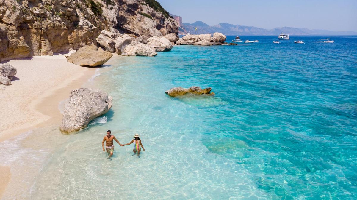 Costa Esmeralda: tres hoteles en el paraíso mediterráneo que conquistó a la jet set