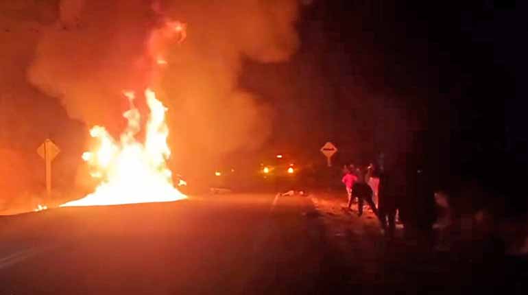Tras un mes atrapado en Tambo Quemado, conductor pierde toda su carga en un incendio