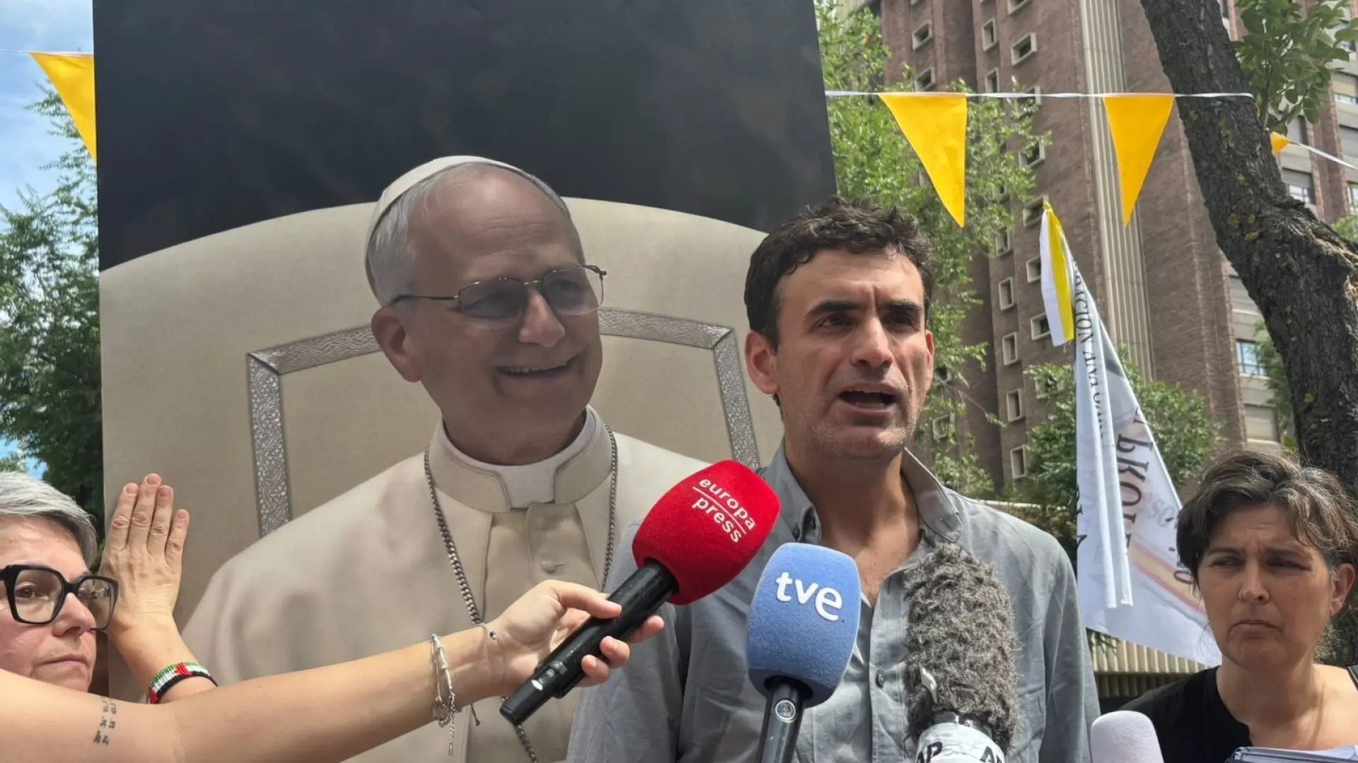 Una víctima de abusos escenifica un encuentro ficticio con León XIV: "Tiene que comportarse conforme a lo que predica"