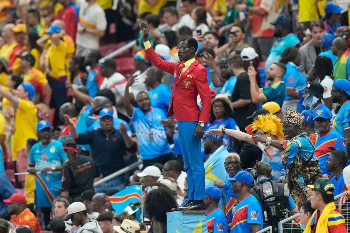 La historia del hincha estatua que alienta al Congo en el Mundial