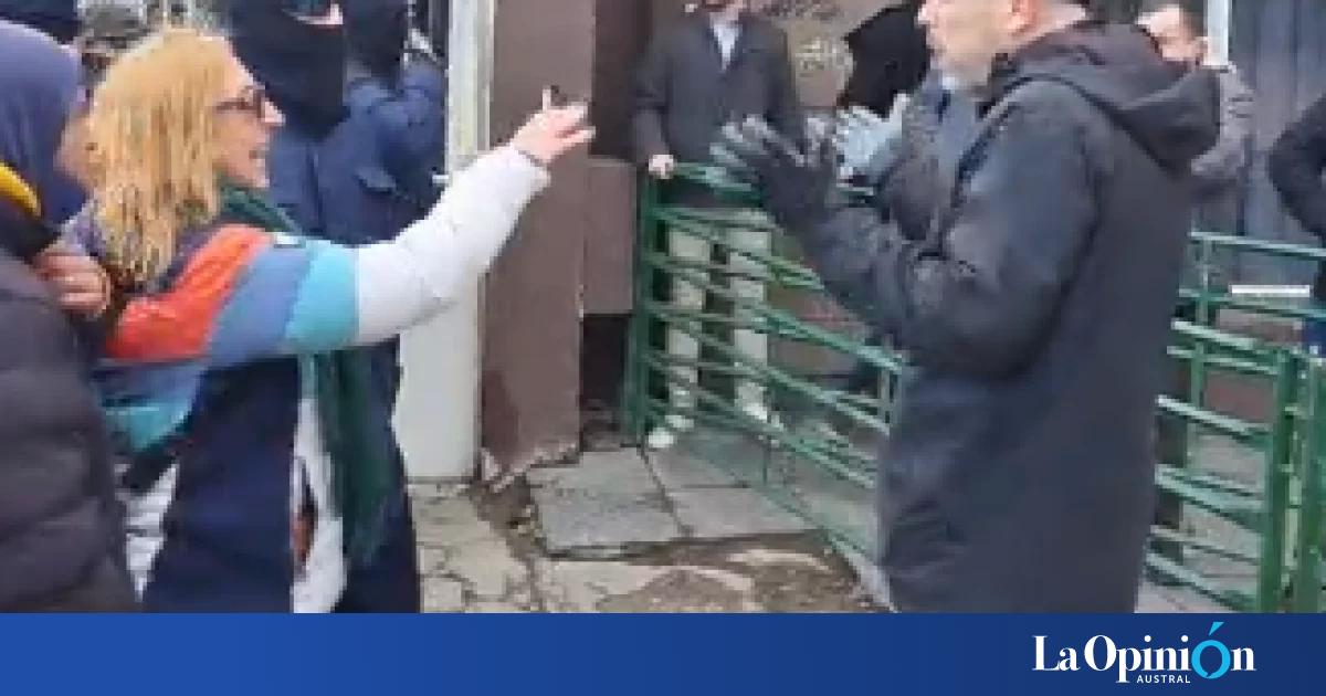 Incidentes en la previa del Foro Austral de La Libertad Avanza: arrojaron huevos contra referentes de LLA y agredieron a un fotógrafo de La Opinión Austral