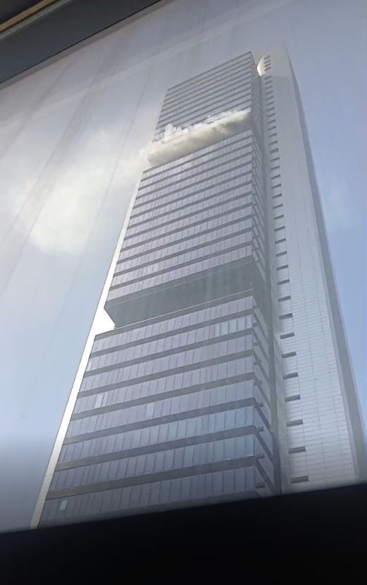 Desalojada una de las cuatro torres de Madrid por una intensa columna de humo que sale del interior