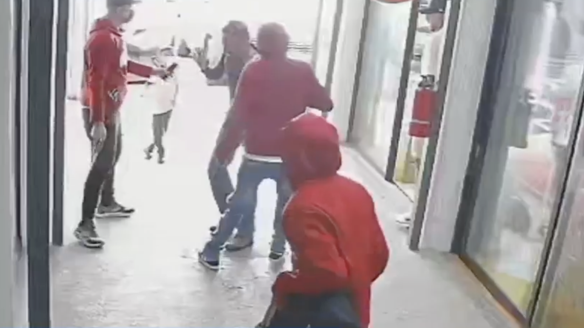 Dueño de joyería persigue a asaltantes y provoca su captura tras choque en Aguascalientes