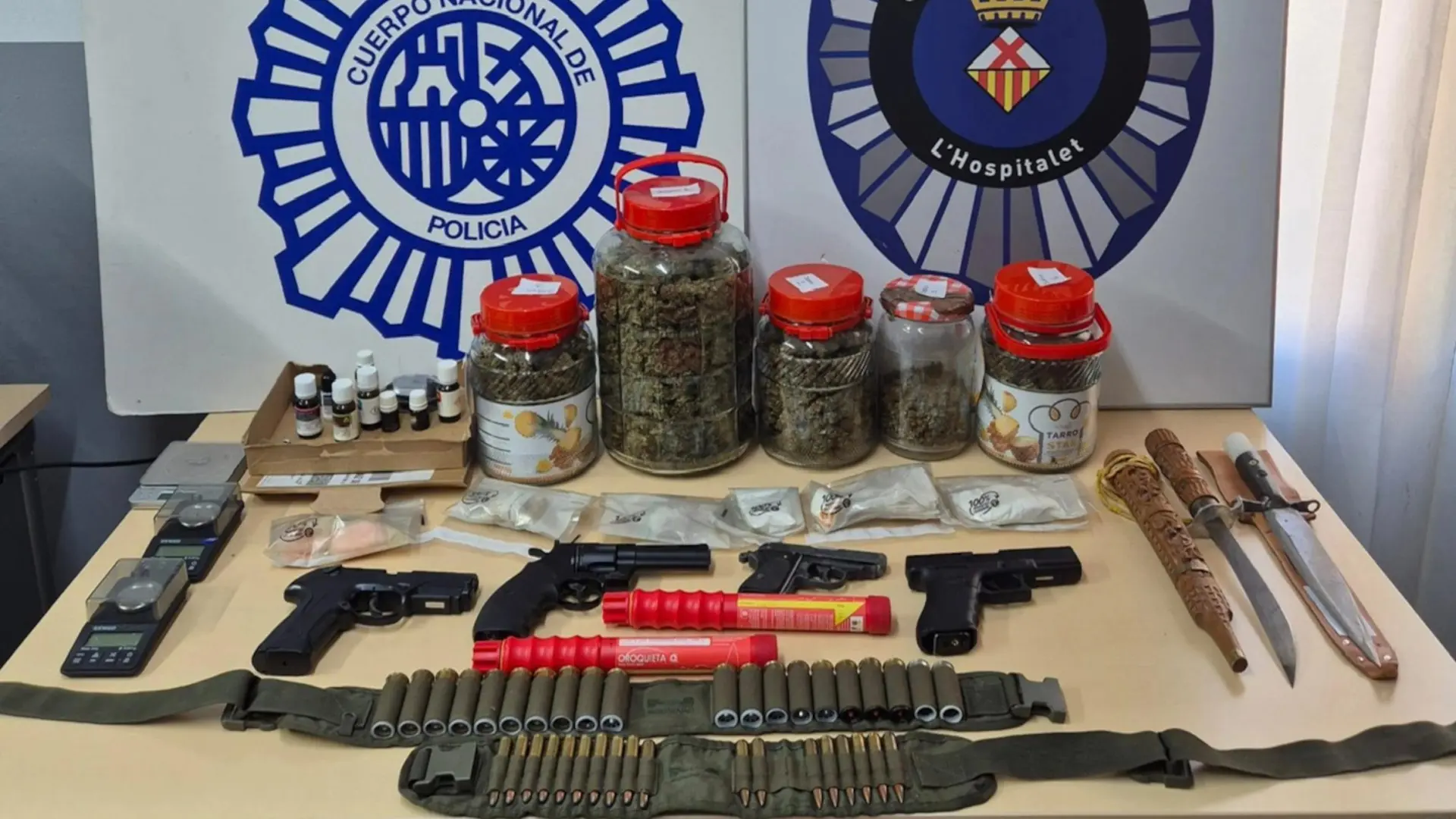 Requisadas cuatro pistolas falsas, cartuchos y dos armas blancas en un punto de venta de droga
