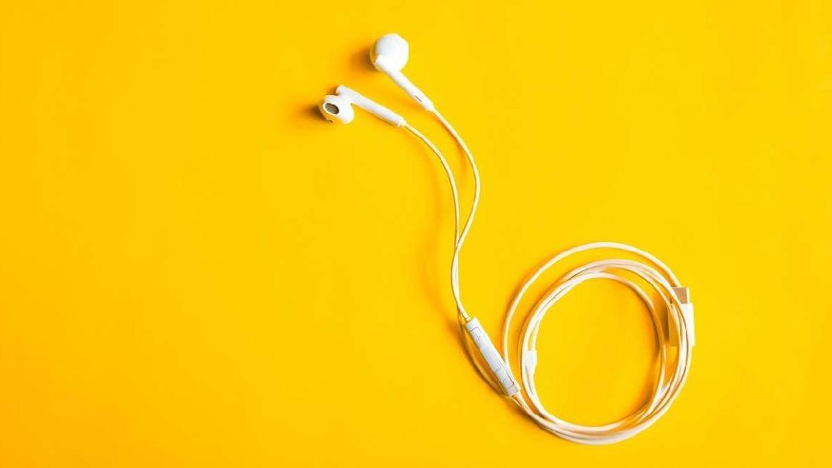 Los auriculares con cable vuelven a estar de moda: los mejores modelos de Sennheiser, Sony y Audio Technica en oferta este verano