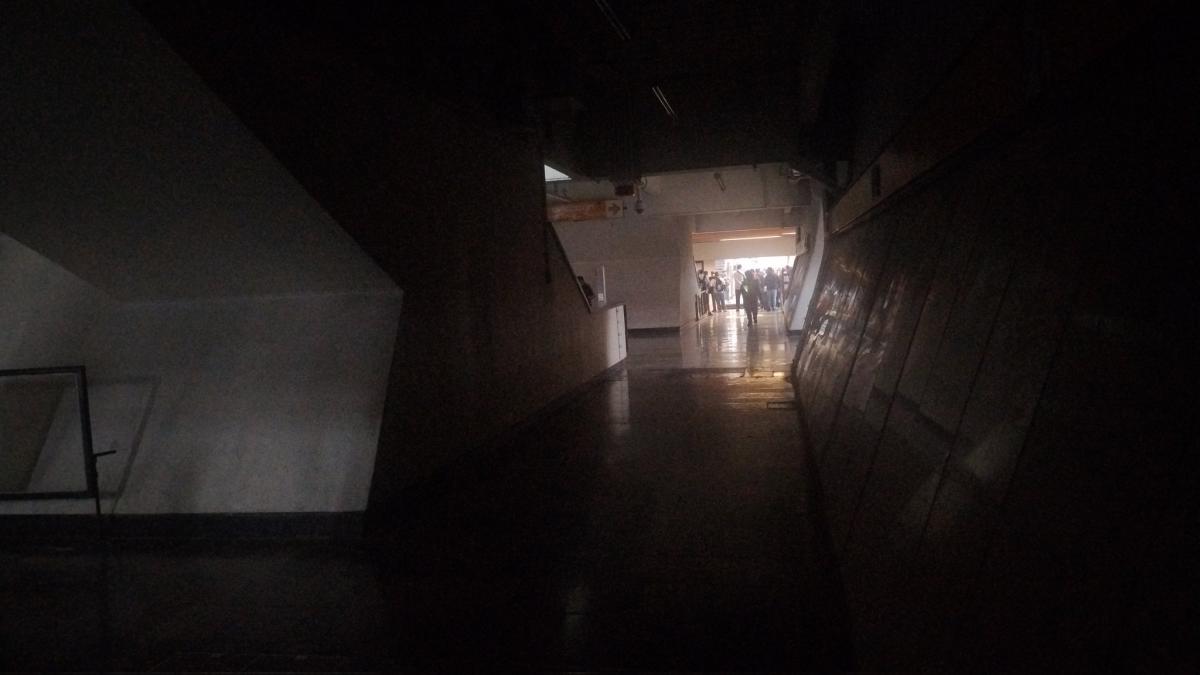 Y ahora, falla eléctrica deja a oscuras pasillos y transbordos en metro Tacubaya
